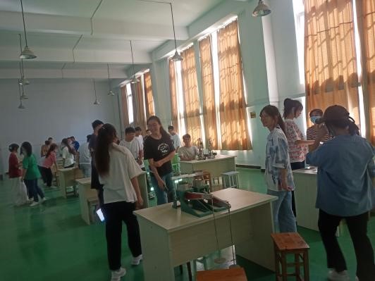 我院2022级新生入学参观实验中心