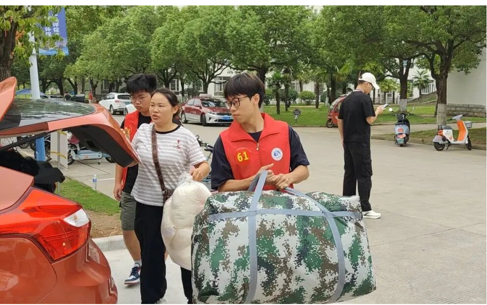 服务彰显担当 护航新生启航 艺术学院师生党员在行动