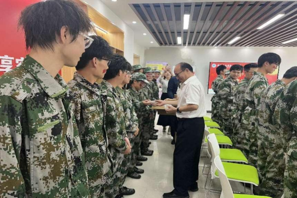“饼”系文院情 共享金秋乐——安徽文达信息工程学院为2023级全体新生发放中秋月饼